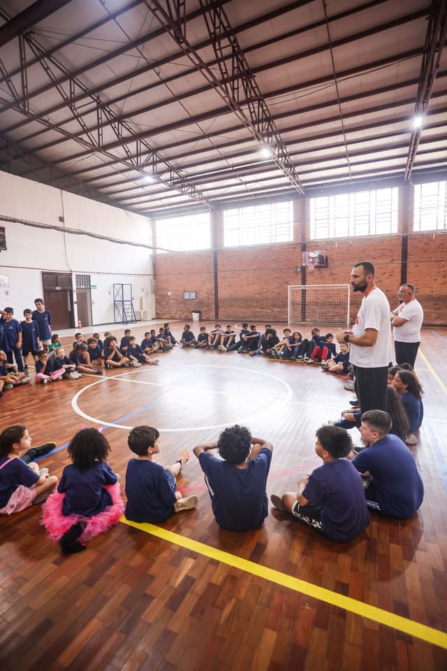Momento coletivo do projeto com os alunos na quadra