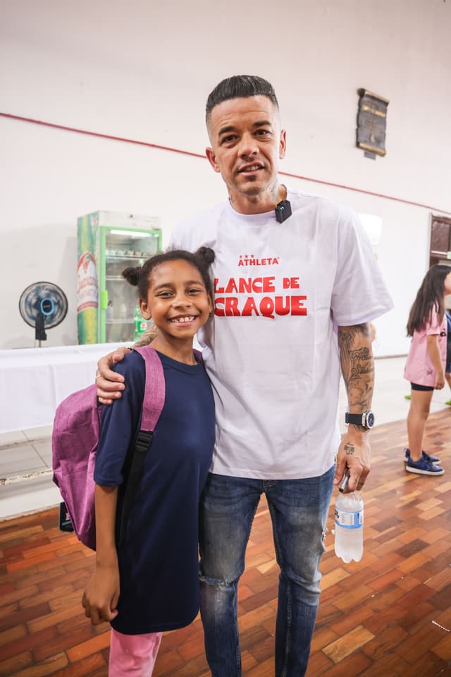 Andrés D’Alessandro ao lado de uma aluna do instituto