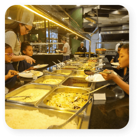 Momento de refeição e acolhimento no projeto